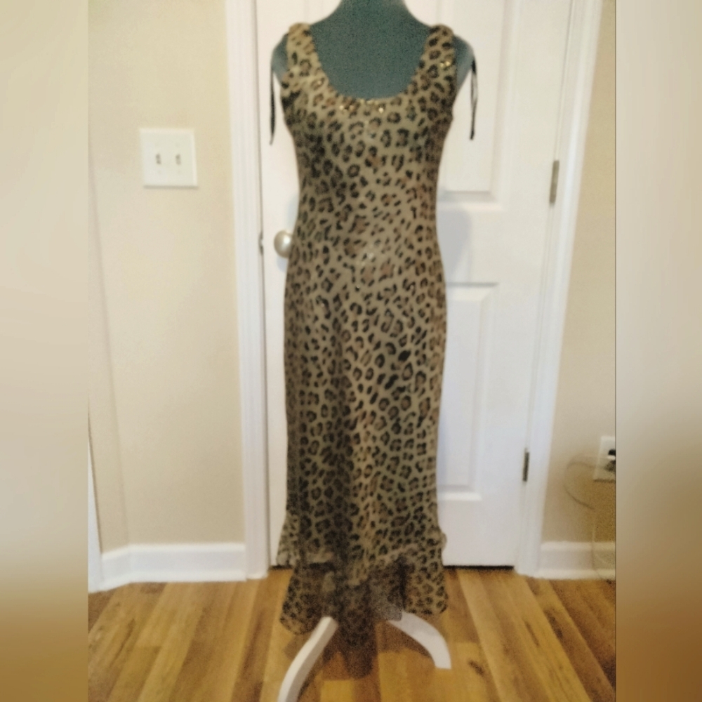 Jessica Howard dress fully lined. Size 8. Pit to pit 18". 47" long